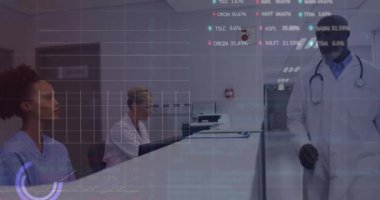Grafiklerin animasyonu, çeşitli hemşirelerin hasta raporlarını erkek doktora vermesi. Dijital bileşik, çoklu pozlama, rapor, iş dünyası, borsa, tıbbi ve sağlık konsepti.
