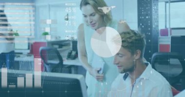 Ofiste çalışan çeşitli meslektaşların finansal veri işleme animasyonları. İş, finans ve dijital arayüz kavramı dijital olarak oluşturulmuş video.