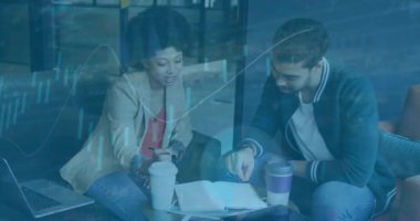 Ofisteki çeşitli iş adamları üzerinde finansal veri işleme animasyonu. Küresel finans, iş, bağlantılar, hesaplama ve veri işleme kavramı dijital olarak oluşturulmuş video.