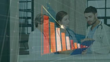 Hastanedeki çeşitli doktorlarda finansal veri işleme animasyonu. Dijital olarak üretilen tıp, sağlık, teknoloji ve dijital arayüz kavramı.