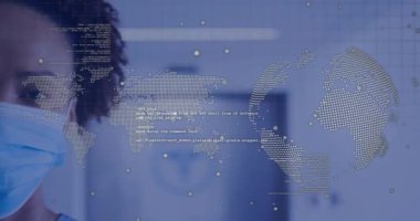 Bilgisayar dili, harita ve kürenin animasyonu, maske takan melez bir kadının yakın plan görüntüsü. Dijital bileşim, küreselleşme, kodlama, koruma, covid 19 ve teknoloji konsepti.