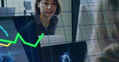 Ofisteki çeşitli iş adamları üzerinde finansal veri işleme animasyonu. Küresel finans, iş, bağlantılar, hesaplama ve veri işleme kavramı dijital olarak oluşturulmuş video.