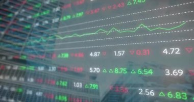 Şehir manzarası üzerinde finansal veri işleme animasyonu. Küresel iş, finans, bağlantılar, hesaplama ve veri işleme kavramı dijital olarak oluşturulmuş video.