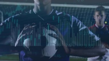 Çeşitli erkek futbol oyuncuları üzerinde finansal veri işleme animasyonu. Finansal, spor ve dijital arayüz kavramı dijital olarak oluşturulmuş video.