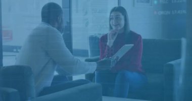 Çeşitli iş arkadaşlarının dijital tabletle ilgili raporları tartışırken grafiklerin ve alım satım tahtalarının animasyonu. Dijital bileşik, çoklu pozlama, iş, planlama, takım çalışması, borsa ve teknoloji.