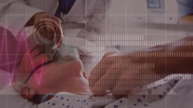 Kardiyografi ve skop taraması sırasında oksijen maskesi takan çeşitli doktorlar yatakta. Tıp, sağlık ve dijital arayüz, dijital olarak oluşturulmuş video.