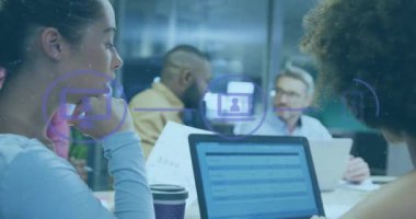 Dizüstü bilgisayarla ilgili raporları tartışan çeşitli kadın iş arkadaşlarının ikonların akış çizelgelerinin animasyonu. Dijital bileşik, çoklu pozlama, iletişim, takım çalışması, planlama ve teknoloji kavramı.