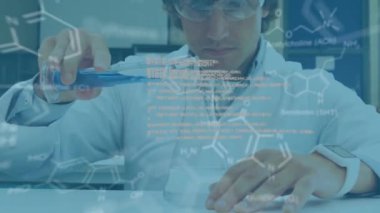 Kafkas erkek bilim adamı üzerinde bilimsel veri işleme animasyonu. Küresel bilim, araştırma, bağlantılar, hesaplama ve veri işleme kavramı dijital olarak oluşturulmuş video.