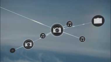 Bulutların üzerindeki simgelerle bağlantı ağının animasyonu. Dijital olarak oluşturulmuş küresel bağlantılar, hesaplama ve veri işleme kavramı.