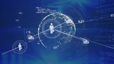 Bilgisayar dilinin animasyonu, dünyanın dört bir yanındaki numaralara bağlı simgeler. Dijital olarak üretilmiş, hologram, kodlama, programlama dili, teknoloji, küresel iletişim ve bağlantı kavramı.