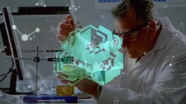 Kafkas erkek bilim adamının laboratuvarda bilimsel veri işleme animasyonu. Küresel bilim, bağlantılar, hesaplama ve veri işleme kavramı dijital olarak oluşturulmuş video.