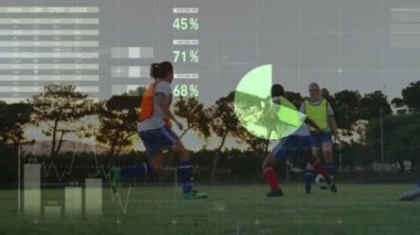 Çeşitli bayan futbolcular üzerinde finansal veri işleme animasyonu. Küresel spor, iş dünyası, ağlar, bağlantılar, hesaplama ve veri işleme kavramı dijital olarak oluşturulmuş video.