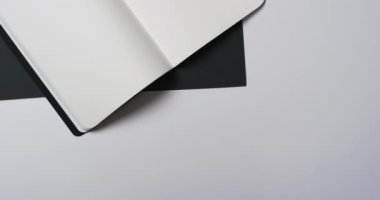 Beyaz boş sayfalı kitap videosu ve siyah beyaz arkaplan üzerine kopyalama alanı. Kitap, edebiyat, kağıt, yazı, doku ve materyal kavramı.