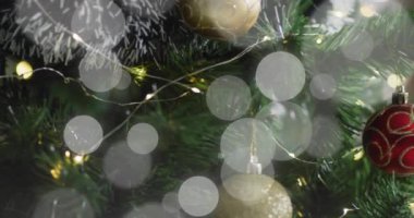 Peri ışıkları süslemeli noel ağacının üzerindeki ışık lekelerinin canlandırması. Noel, şenlik, kutlama ve gelenek konsepti dijital olarak oluşturuldu.