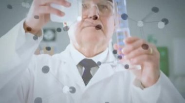 Laboratuvarda örnek alan beyaz erkek bilim adamının üzerindeki kimyasal moleküllerin animasyonu. Küresel bilim ve dijital arayüz kavramı, dijital olarak üretilen video.