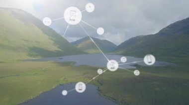 Bulutlu gökyüzüne karşı dağların arasındaki göllerin hava manzarası üzerinde bağlı ikonların canlandırması. Dijital bileşik, çoklu pozlama, iş, iletişim, doğa ve teknoloji kavramı.