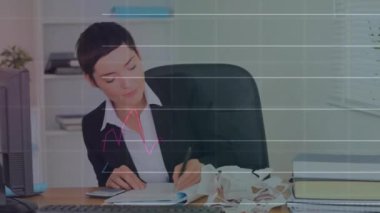 Kafkasyalı iş kadınıyla ilgili finansal veri işleme animasyonu. Küresel iş, ağlar, hesaplama, veri işleme ve bağlantılar konsepti dijital olarak oluşturuldu.