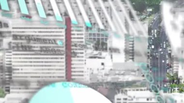 Şehirde hareket halindeki araçların zaman aşımında daire, grafik, küre ve bilgisayar dillerinin animasyonu. Dijital bileşik, çoklu pozlama, rapor, iş, küreselleşme, kodlama, ulaşım.