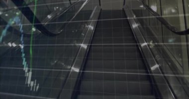 Yürüyen merdiven üzerinde finansal veri işleme animasyonu. Küresel iş, finans, bağlantılar, hesaplama ve veri işleme kavramı dijital olarak oluşturulmuş video.