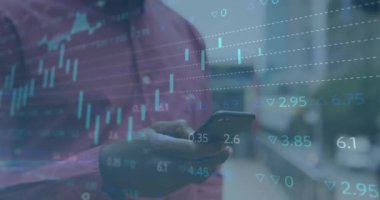 Akıllı telefon kullanan Afro-Amerikan iş adamı üzerinden finansal veri işleme animasyonu. Küresel iş, ağlar, bağlantılar, hesaplama ve veri işleme kavramı dijital olarak oluşturulmuş video.