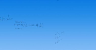 Mavi arkaplan üzerinde matematiksel veri işleme animasyonu. Küresel bilim, iş dünyası, ağlar, bağlantılar, hesaplama ve veri işleme kavramı dijital olarak oluşturulmuş video.