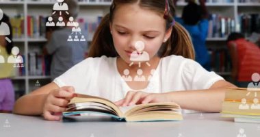 Okuldaki kütüphanede kitap okuyan beyaz bir kız üzerinde profil ikonu akış şeması animasyonu. Dijital bileşik, çoklu pozlama, iş, çocukluk, öğrenme, soyut ve eğitim kavramı.