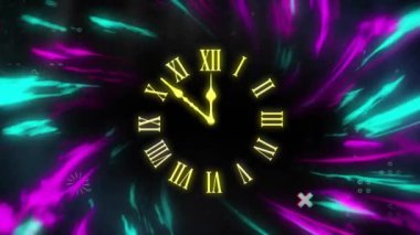 Gece yarısını gösteren saatin animasyonu ve siyah arkaplanda ışık izleri. Yeni yıl, yeni yıl arifesi, parti, kutlama ve geleneksel konsept dijital olarak oluşturulmuş video.