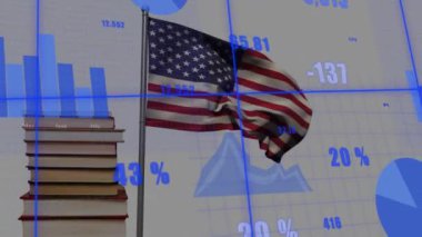 ABD bayrağı üzerinde finansal veri işleme animasyonu. Küresel iş, ağlar, bağlantılar, hesaplama ve veri işleme kavramı dijital olarak oluşturulmuş video.