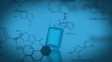 Kimyasal dolu laboratuvar şişesinin üstüne düşen molekül yapılarının animasyonu. Dijital bileşik, çoklu pozlama, anatomi, araştırma, sıvı, deney ve bilim konsepti.
