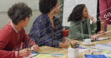 Grafiklerin animasyonu, dairelerin yüklenmesi ve değişen sayılar, çeşitli iş arkadaşları fikirleri paylaşıyor. Dijital bileşik, çoklu pozlama, rapor, iş, ilerleme, büyüme, planlama ve takım çalışması kavramı.