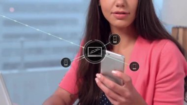 Dizüstü bilgisayarla çalışırken gülümseyen melez bir kadının telefon görüşmesi üzerine bağlantılı simgelerin canlandırılması. Dijital bileşik, çoklu pozlama, iletişim, iş ve teknoloji kavramı.