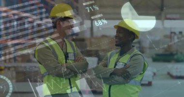 Depodaki çeşitli erkek işçilerin istatistik çizelgelerinin animasyonu. Küresel finans, istatistik, hesaplama ve veri işleme kavramı dijital olarak oluşturulmuş video.