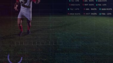 Beyaz erkek futbolcu üzerinden finansal veri işleme animasyonu. Finansal, spor ve dijital arayüz kavramı dijital olarak oluşturulmuş video.