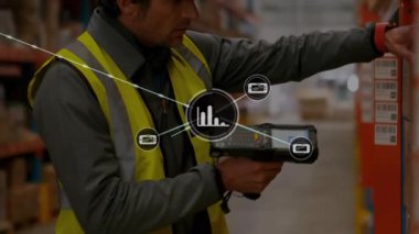 Kafkas işçilerinin, depodaki makineyi kullanarak kutu detaylarını taraması üzerine bağlı simgelerin animasyonu. Dijital bileşik, çoklu pozlama, iletişim, nakliye, dağıtım, teknoloji konsepti.