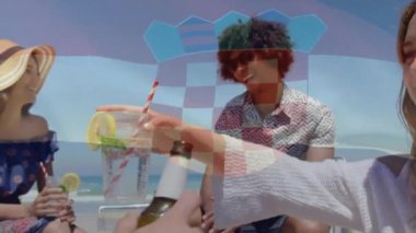 Çeşitli arkadaşların güneşli sahilde kokteyl ve bira içmesi üzerine Hırvat bayrağı animajı. Hırvatça, yaz, dostluk, kutlama, tatiller, vatanseverlik ve seyahat, dijital olarak üretilen video.