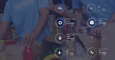 Depo 'da bağış çantalarını açan iki beyaz erkek gönüllü üzerinde veri işleme animasyonu. Bağış ve gönüllülük konsepti