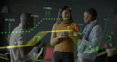 Ofisteki çeşitli iş adamları üzerinde finansal veri işleme animasyonu. Küresel iş, finans, bilgisayar ve veri işleme kavramı dijital olarak oluşturulmuş video.
