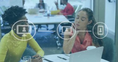 Dizüstü bilgisayarda raporları tartışan çeşitli kadın çalışanlar üzerinde bağlantı noktaları ve akış şeması animasyonu. Dijital bileşik, çoklu pozlama, iletişim, takım çalışması, planlama ve teknoloji kavramı.