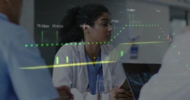 Çeşitli kadın doktorların meslektaşlarıyla tartıştığı birden fazla grafik ve sayının animasyonu. Dijital bileşik, çoklu pozlama, rapor, iş, büyüme, sağlık, takım çalışması ve sağlık hizmetleri.