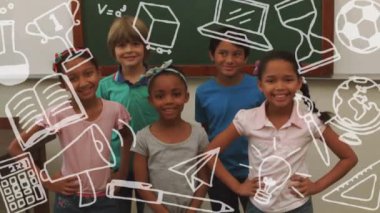 Okul eşyalarının animasyonu çeşitli okul çocuklarının gülümsemesi üzerine. Küresel eğitim ve dijital arayüz kavramı, dijital olarak oluşturulmuş video.