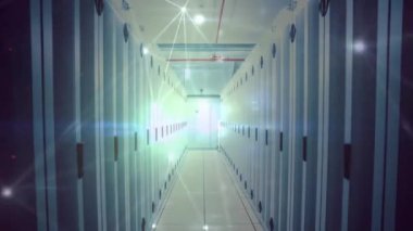 Veri sunucu odasının arkasındaki satırlarla bağlantılı noktaların canlandırması. Dijital bileşik, çoklu pozlama, iletişim, ağ güvenliği, veri merkezi, ağ oluşturma ve teknoloji kavramı.