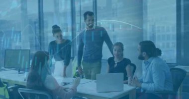 Ofisteki çeşitli iş adamlarının veri işleme ve istatistiklerinin animasyonu. Küresel iş, finans, bilgisayar ve veri işleme kavramı dijital olarak oluşturulmuş video.