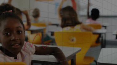 Grafiklerin animasyonu, değişen numaralar, Afrika kökenli Amerikalı kızın sınıfta el kaldırması. Dijital bileşik, çoklu pozlama, rapor, işletme, okul, büyüme ve eğitim kavramı.