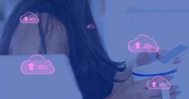 Pembe bulut sembollerinin animasyonu akıllı telefon kullanan melez bir kadının verilerini yüklüyor. İletişim, veri paylaşımı, ağ oluşturma, dijital arayüz ve teknoloji, dijital olarak oluşturulmuş video.