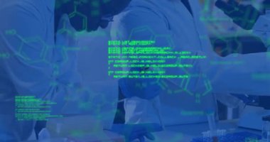 Laboratuvardaki çeşitli bilim adamları üzerinde bilimsel veri işleme animasyonu. Küresel bilim, araştırma, bağlantılar, hesaplama ve veri işleme kavramı dijital olarak oluşturulmuş video.