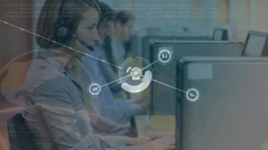 Dairelerin animasyonu, bağlı ikonlar, beyaz çağrı merkezi ajanı müşteriye kulaklıklar konusunda yardım ediyor. Dijital bileşik, çoklu pozlama, iletişim, destek, yardım ve teknoloji kavramı.