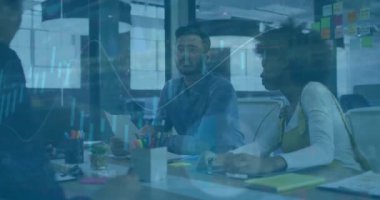 Ofisteki çeşitli iş adamları üzerinde finansal veri işleme animasyonu. Küresel finans, iş, bağlantılar, hesaplama ve veri işleme kavramı dijital olarak oluşturulmuş video.