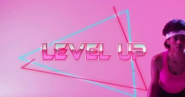 Seviye yükseltilmiş metin animasyonu, neon desenli Afro-Amerikan bayan tenis oyuncusu. Küresel spor, video oyunu, dijital arayüz, iletişim, veri işleme kavramı dijital olarak oluşturulmuş.