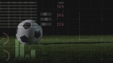 Toplu erkek futbolcunun bacaklarının üzerinde finansal veri işleme animasyonu. Küresel spor, iş dünyası, ağlar, bağlantılar, hesaplama ve veri işleme kavramı dijital olarak oluşturulmuş video.