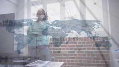 Kafkasyalı iş kadınının ofisindeki ağ ve veri işlemlerinin animasyonu. Küresel iş, bilgisayar, veri işleme ve bağlantılar konsepti dijital olarak oluşturulmuş video.